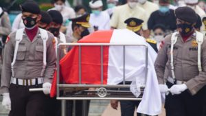 UPACARA PEMAKAMAN Mayor Jenderal Polisi Purnawirawan Drs. I Gusti Made Putera Astaman 2